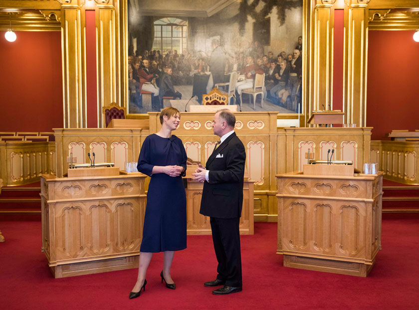 Stortingspresident Olemic Thommessen viser Estlands president Kersti Kaljulaid stortingssalen. Foto: Stortinget.