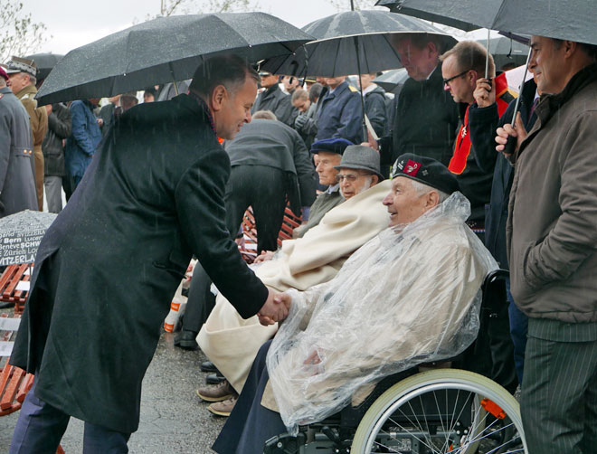 Stortingspresident Olemic Thommessen hilser på den polske veteranen Otton Hulacki.