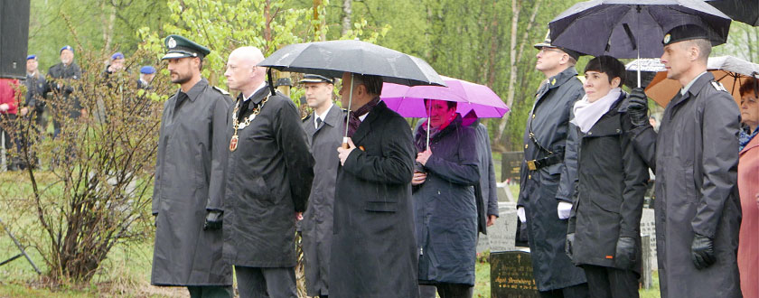 H.K.H. Kronprinsregenten, stortingspresident Olemic Thommessen og forsvarsminister Ine Eriksen Søreide på Narvik nye gravlund. Foto: Stortinget