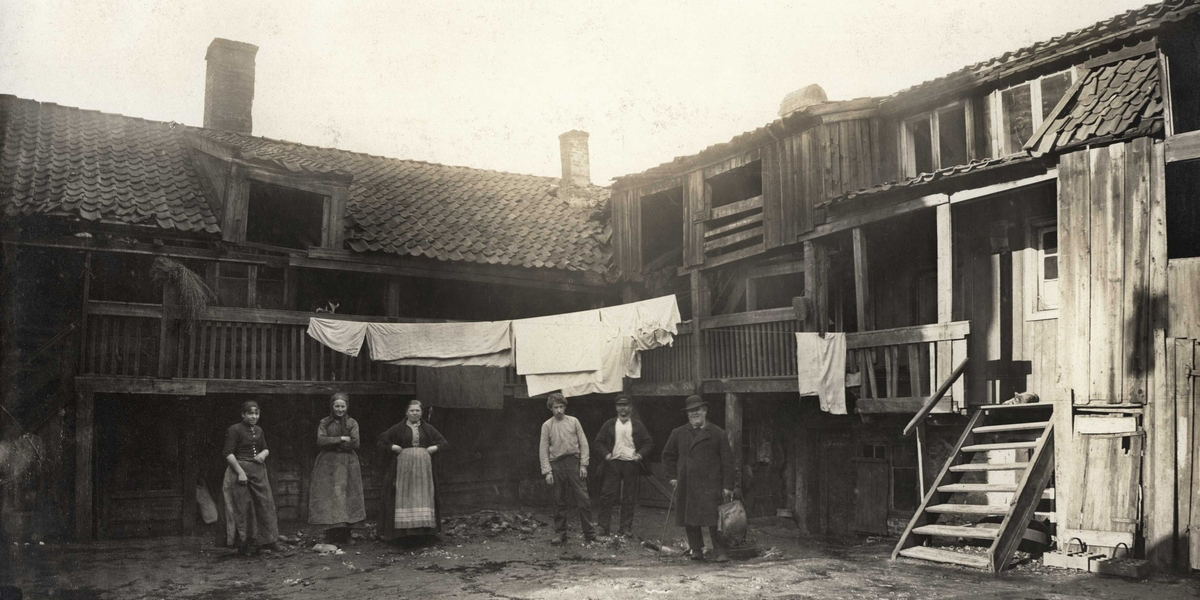 Familie utenfor sitt hjem, 1889. Foto: Oslo museum