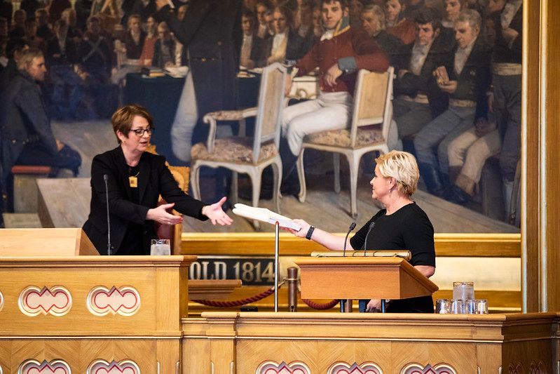 Finansminister Siv Jensen (FrP) overleverer regjeringens forslag til statsbudsjett og nasjonalbudsjett for 2019 til stortingspresident Tone Wilhelmsen Trøen. Foto: Stortinget