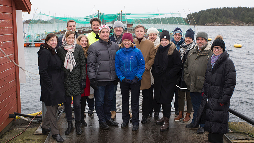 Deltakere på det nordisk-baltiske utenrikskomitéledermøtet ved Havforskningsstasjonen på Austevoll sammen med representanter fra Havforskingsinstituttet. Foto: Kjartan Mæstad, Havforskingsinstituttet.