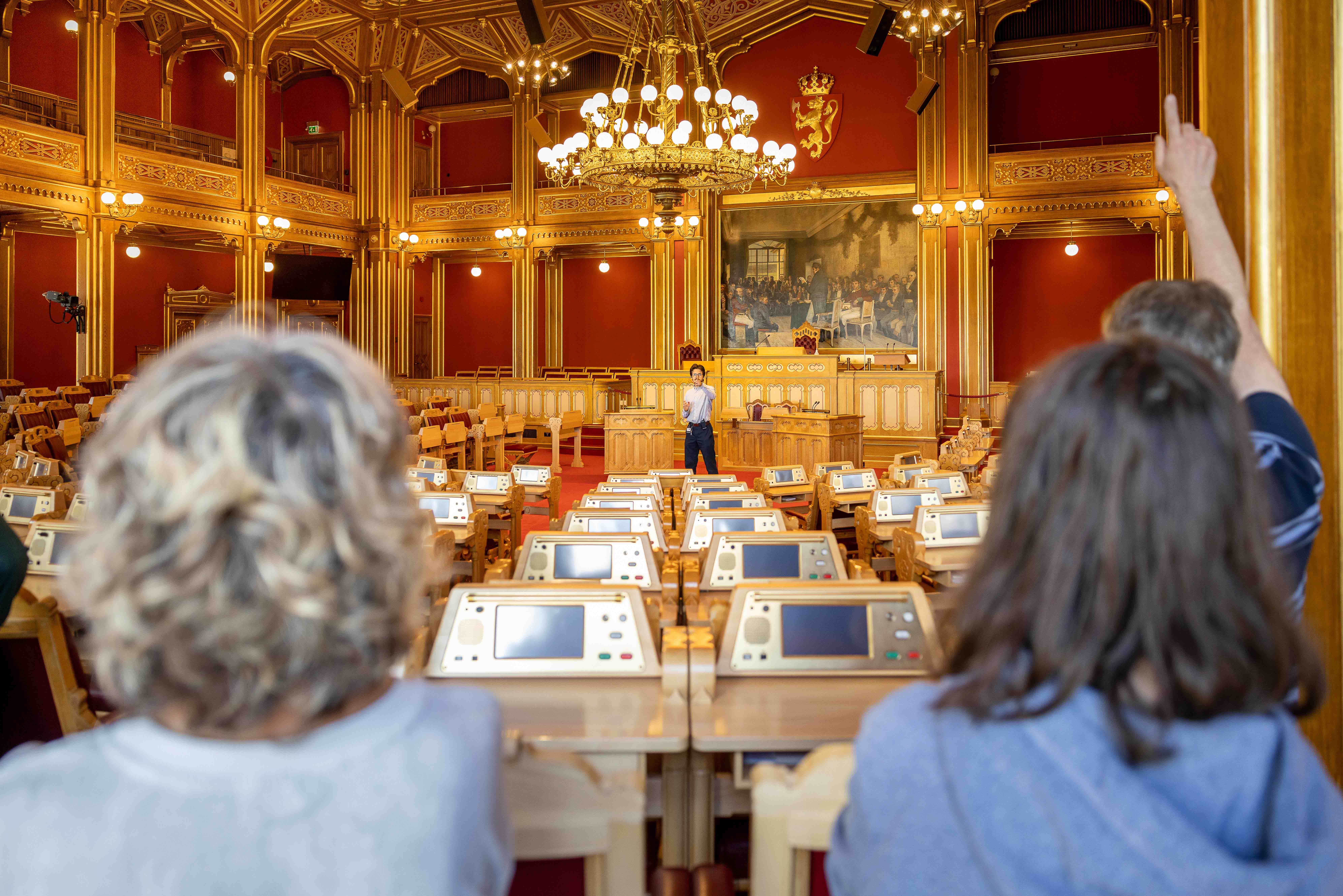 Summer tour of the Storting with Jakob Kaaby Hellstenius from the Visitor and Educational Services Section. Photo: Morten Brakestad/Stortinget.
