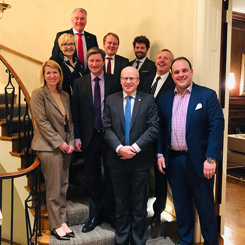 Delegasjonen på arbeidsbesøk hos ambassadør Kåre Aas (nr. 2 f.h.) sammen med den politiske kommentatoren Boris Epshteyn (nederst t.h.) og Heather A. Conley (nederst t.v.). Foto: Stortinget.