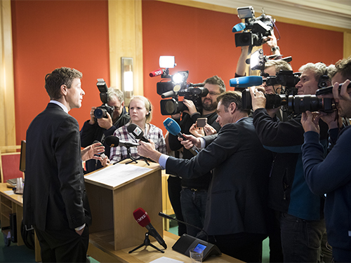 Det var stor interesse fra pressen, her i møte med Hareide. Foto: Stortinget.