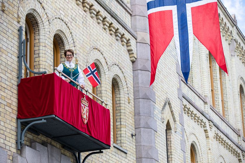 Stortingspresident Tone Wilhelmsen Trøen på Stortingets balkong på 17. mai i 2020. Foto: Stortinget.