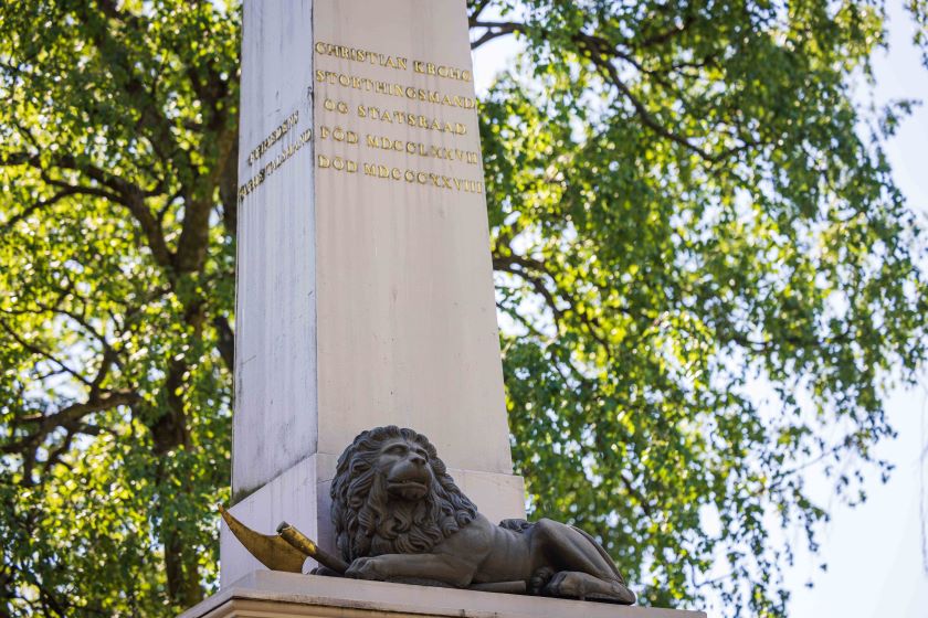 Foto av Krohgstøtten. På monumentet står det blant annet "Christian Krohg. Storthingsmand og stasraad. Frihedens varme talsmand."
