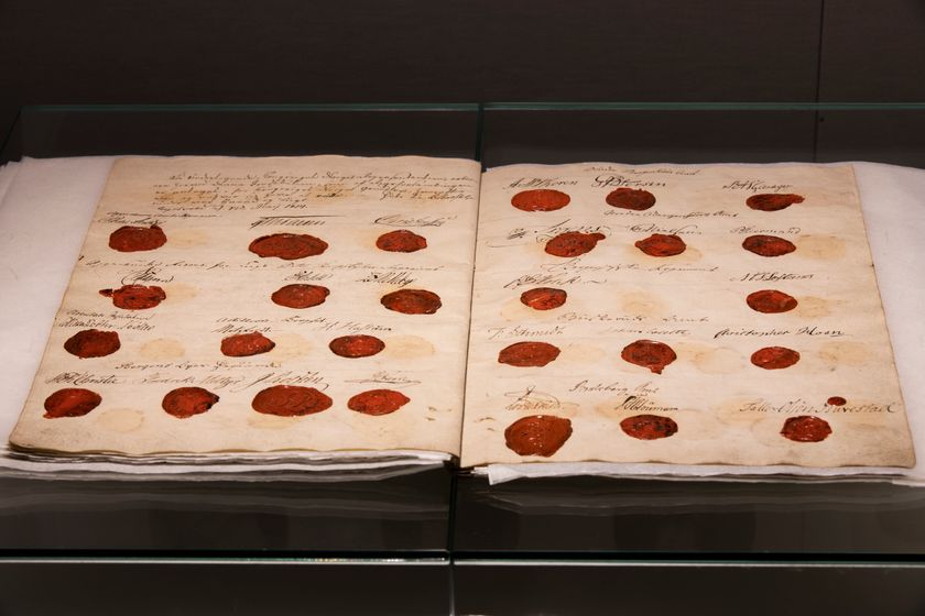 Grunnloven som ble vedtatt av Riksforsamlingen på Eidsvoll 17. mai 1814. Den gang inneholdt den 110 paragrafer, i dag er det 121 paragrafer i Grunnloven.