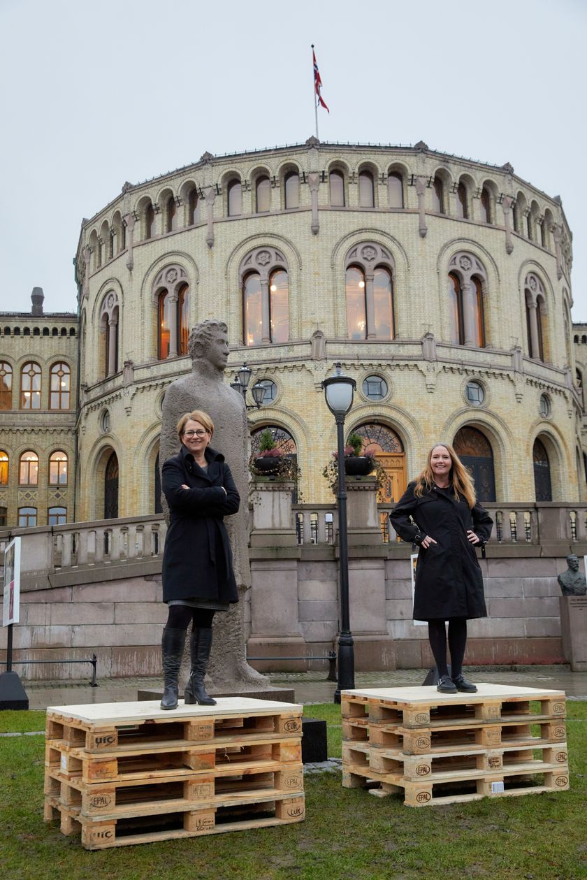 Stortingspresident Tone Wilhelmsen Trøen (t.v) og visepresident på Stortinget, Eva Kristin Hansen.