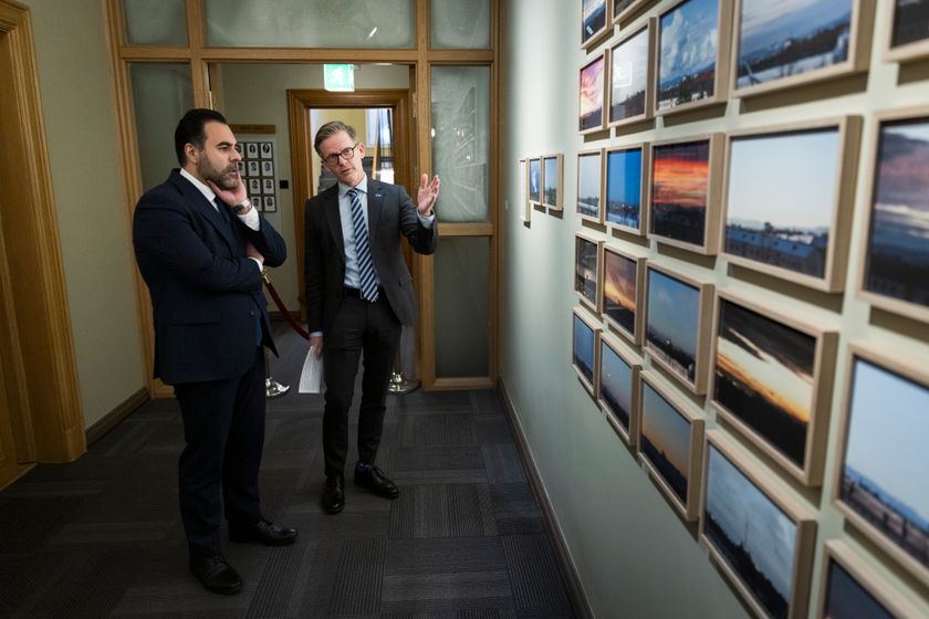 Stortingspresident Masud Gharahkhani og leder av kunstutvalget Tage Pettersen (H) ved kunstverket Oslo Arkiv 2011-2021 på Stortinget.