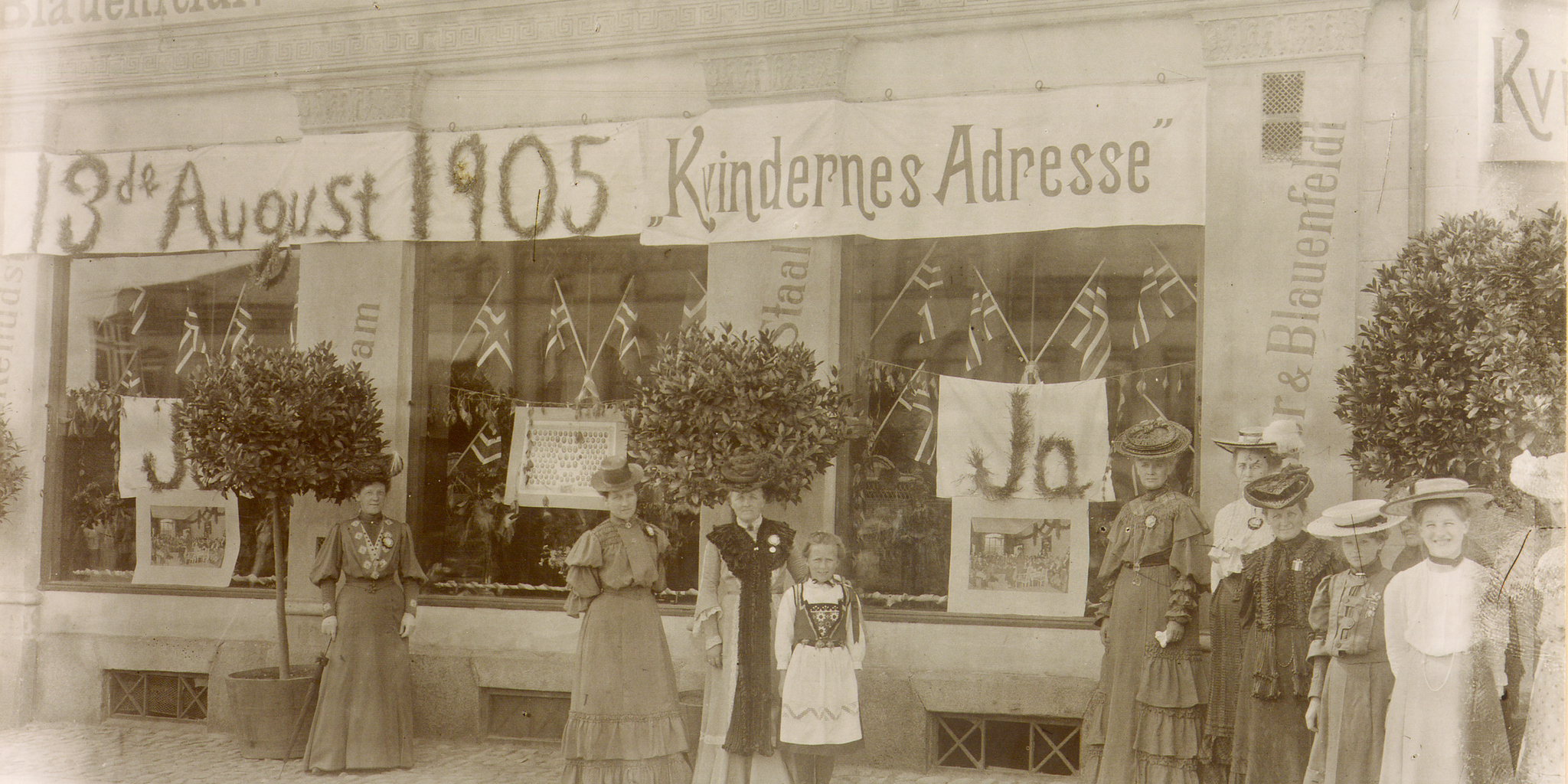Fra kvinnenes underskriftskampanje om unionsoppløsningen i 1905. Foto: Drammens museum