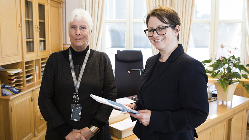 Leder i EOS-utvalget Eldbjørg Løwer overrekker årsmeldingen til stortingspresident Tone W. Trøen. Foto: Stortinget.