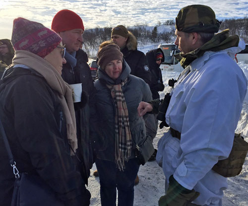 Komitemedlemmer i dialog med Brigader Eldar Berli, sjef for Brigade Nord. Foto: Stortinget.