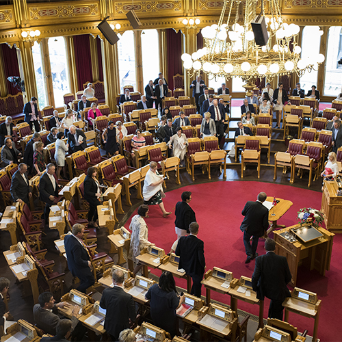 Alle grunnlovsforslag skal legges frem i stortingssalen før et stortingsvalg. Slik kan du være med å påvirke Grunnloven gjennom stemmeseddelen. Foto: Stortinget.