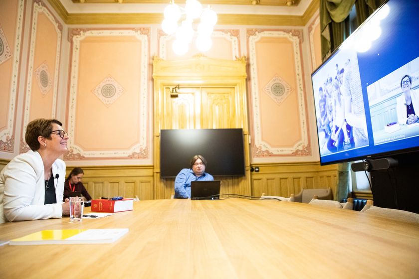 Stortingspresident Tone Wilhelmsen Trøen setter av to skoletimer i uka til å møte skoleklasser til digitale spørretimer. Foto: Stortinget