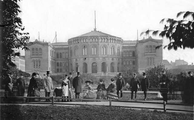 Stortingsbygningen ca. 1870. Foto: Oslo Museum / Ole Tobias Olsen