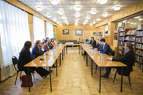 Familie- og kulturkomiteen fikk en presentasjon av det Russiske gruvelselskapet Trust Arktigugol. Trust Arktikugol, oversatt «Arktisk kull» er et russisk statseid kullselskap som opererer i Barentsburg på Svalbard. Det utvinnes årlig ca. 100 000 tonn kull fra gruven i Barentsburg, knapt halvparten av tidligere nivåer. Den russiske føderasjons generalkonsul på Spitsbergen var også til stede. Foto: Stortinget.