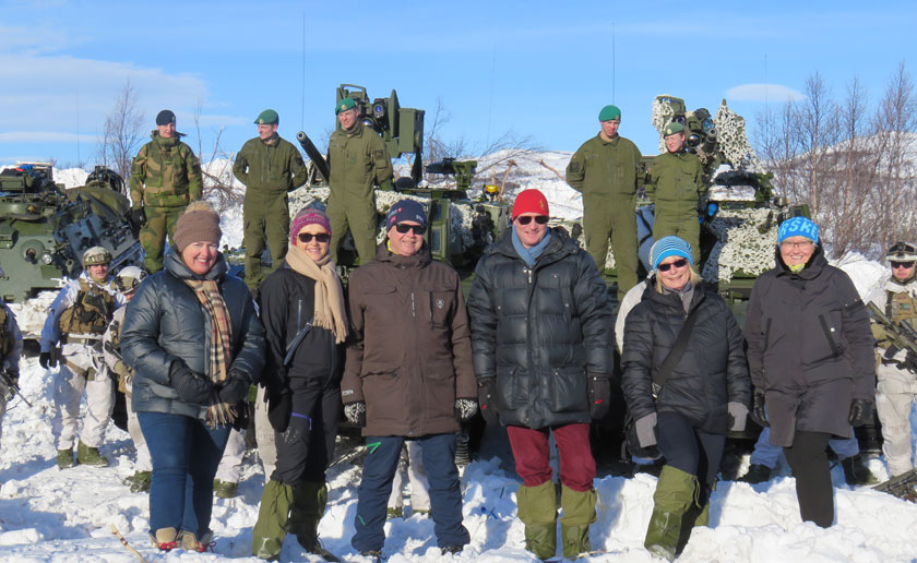 Delegasjonen fra utenriks- og forsvarskomiteen foran soldater og materiell fra Brigade Nord/  Telemark Bataljon. Foto: Stortinget.