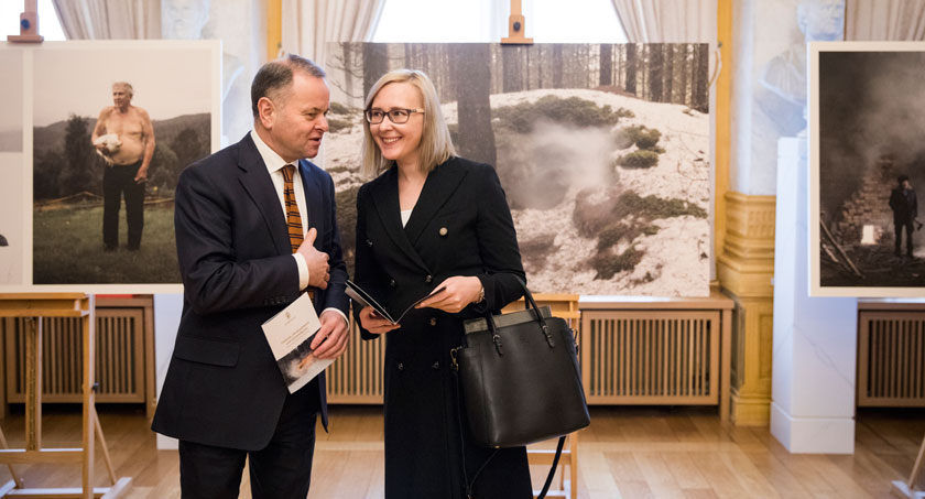 Olemic Thommessen og Maria Lohela i Eidsvollsgalleriet på Stortinget i anledning finlandsseminaret 26. januar 2017. Foto: Stortinget.