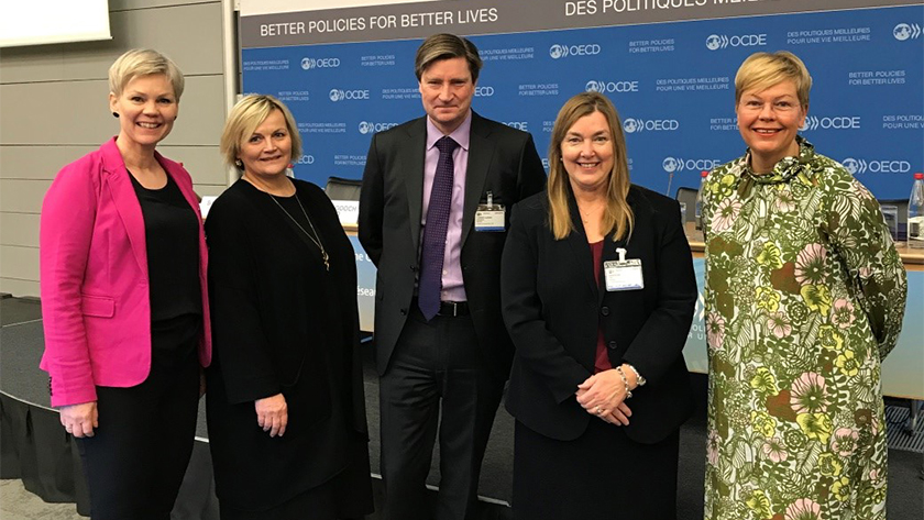 Christian Tybring-Gjedde (FrP), Elin Agdestein (H), Åsunn Lyngedal (AP), Hege Liadal (AP) og Aase Simonsen (H) deltok på OECDs Globale parlamentarikerdager 13.–15. februar. Foto: Stortinget.