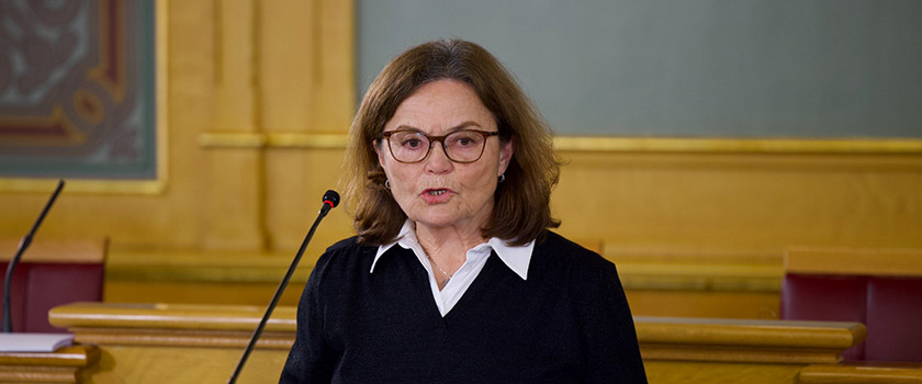 Leder av representantordningsutvalget Therese Johnsen under presentasjonen av rapporten 31. januar.