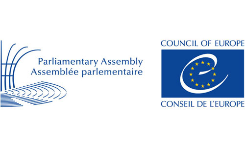 Europarådets parlamentarikerforsamling og Europarådets logoer.