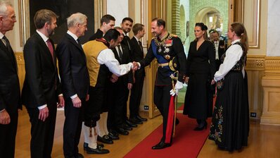 HM King Haakon VIII greets President of the Storting Masud Gharahkhani in the Eidsvoll Gallery. Photo: Peter Mydske / Stortinget.