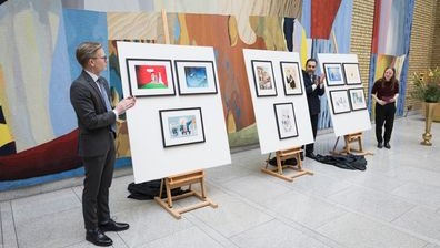 Leder Tage Pettersen i Stortingets kunstutvalg, stortingspresident Masud Gharahkhani og medlem Agnes Nærland Viljugrein i Stortingets kunstutvalg avduket årets utstilling.