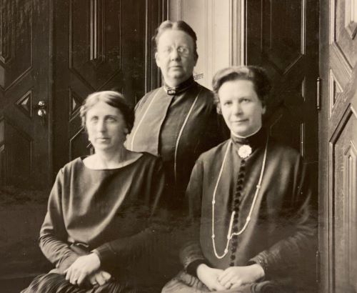 Karen Platou fotografert på Stortinget sammen med Helga Karlsen (Ap) og Hilda Sofie Kindt (H). 