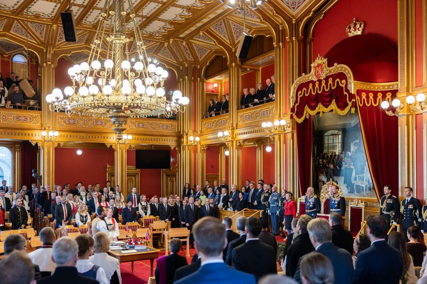 Den høgtidelege opninga samlar stortingsrepresentantar, regjeringa, representantar for embetsverket, det diplomatiske korpset og pressa. Foto frå den høgtidelege opninga i 2024.