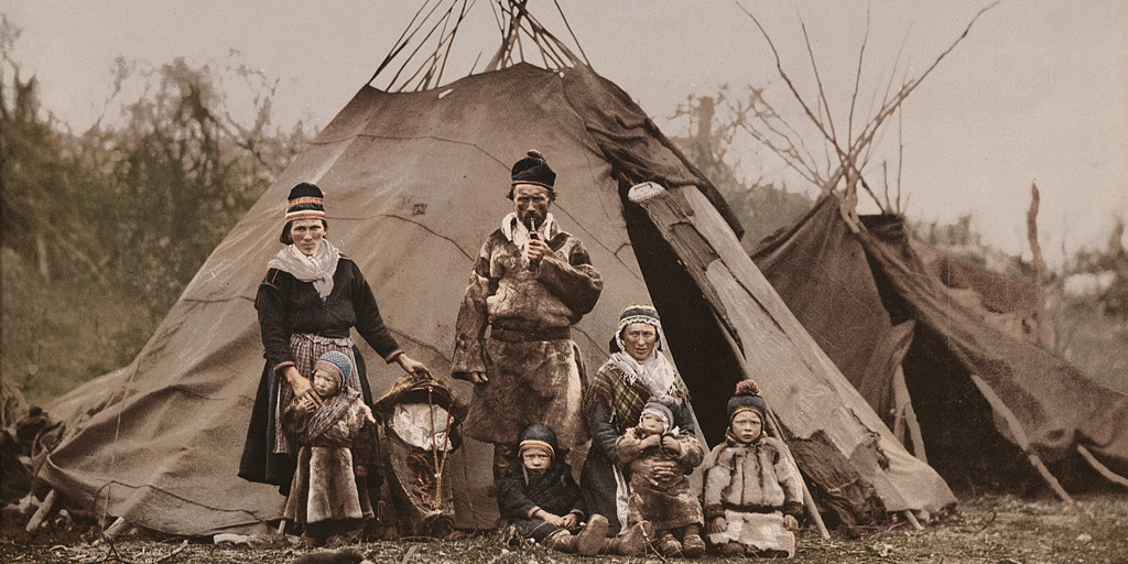 Samisk familie. Foto: Nasjonalbiblioteket
