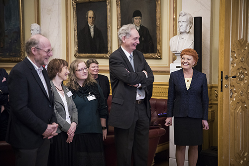 Første visepresident Marit Nybakk er den lengst sittende kvinnelige stortingsrepresentanten noensinne. Her med gjester i Eidsvollsgalleriet under sin siste sesjon på Stortinget før hun går ut i pensjon. Foto: Stortinget.