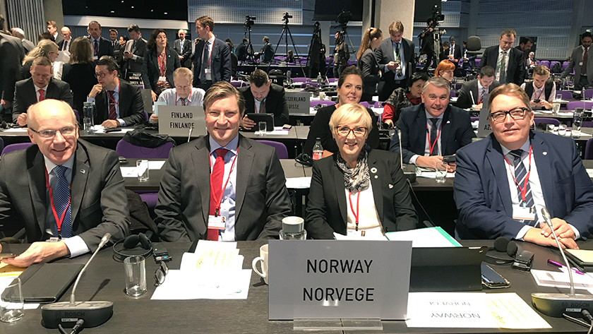 Stortinget godt representert. Foran f.v.: Hårek Elvenes, Christian Tybring-Gjedde, Liv Signe Navarsete og Sverre Myrli. Bak f.v.: Lene C. Westgaard-Halle og Trond Helleland. Foto: Stortinget.