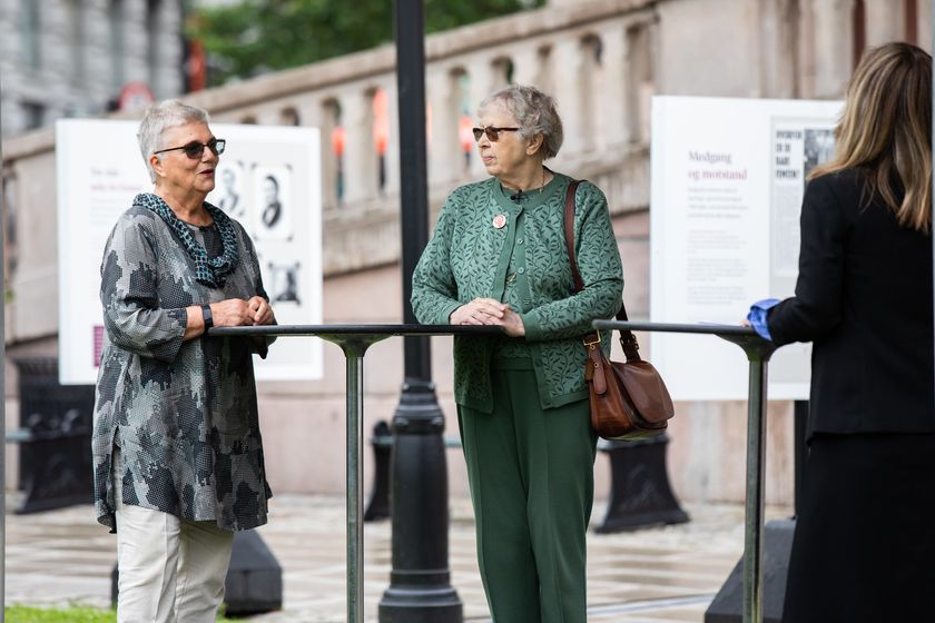 Tidligere stortingspresident Kirsti Kolle Grøndahl og tidligere lagtingspresident Torild Skard i samtale med Ida Berntsen fra Stortingets administrasjon under åpningen av utstillingen «Kvinner på Stortinget - 1921-2021» på Eidsvolls plass.