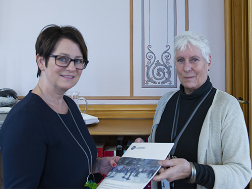 Stortingspresident Tone W. Trøen tar imot særskilt melding fra EOS-utvalgets leder Eldbjørg Løwer. Foto: Stortinget.