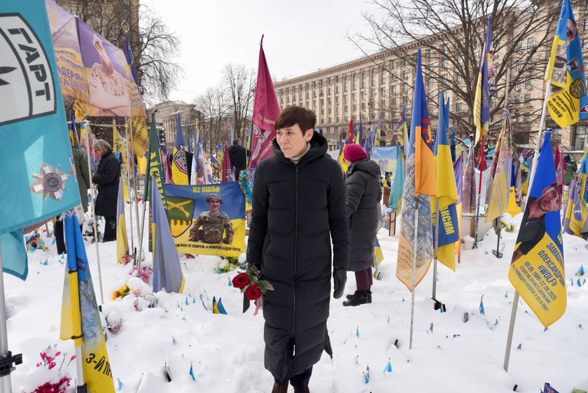 Utenriks- og forsvarskomiteen hedrer falne soldater på Maidanplassen i Kyiv. Her er komiteens leder Ine Eriksen Søreide