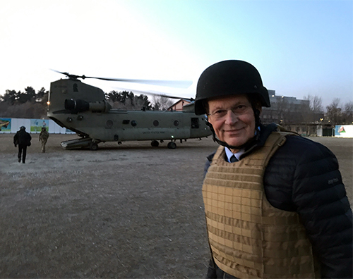 The committee’s First Deputy Chairman, Michael Tetzschner, about to board a U.S. CH-47 Chinook transport helicopter. Photo: Storting.