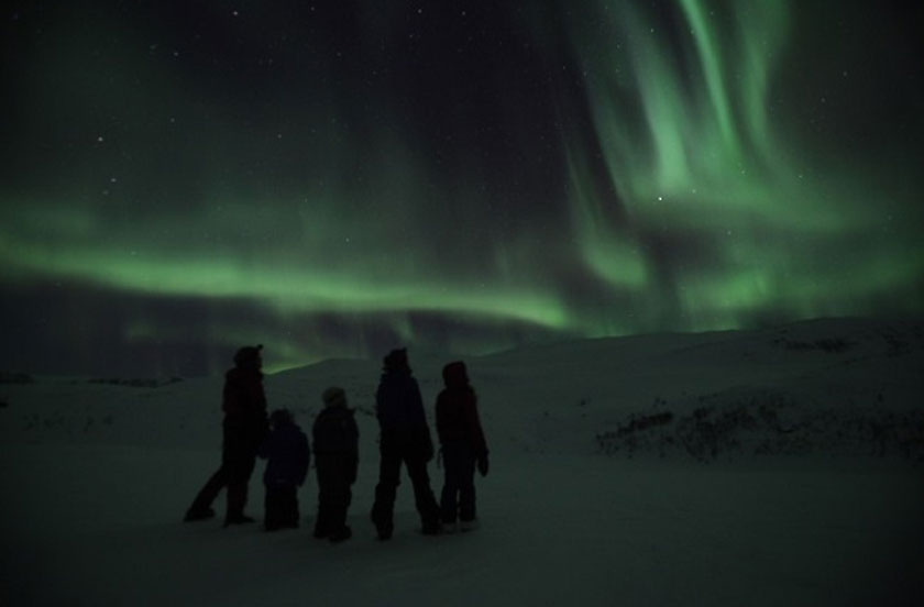 Nordlys og barn. Foto: Lars H. Krempig