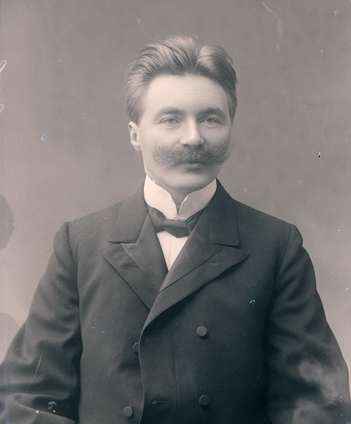 Isak Mikal Saba var den første samen som ble valgt inn på Stortinget. Han satt som representant for Finnmark Arbeiderparti fra 1907 til 1912. Foto: Stortinget