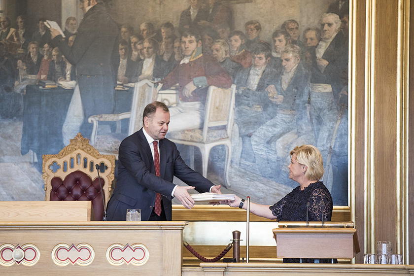 Finansminister Siv Jensen overleverer regjeringens budsjettforslag til stortingspresident Thommessen, 6. oktober 2016. Foto: Stortinget.