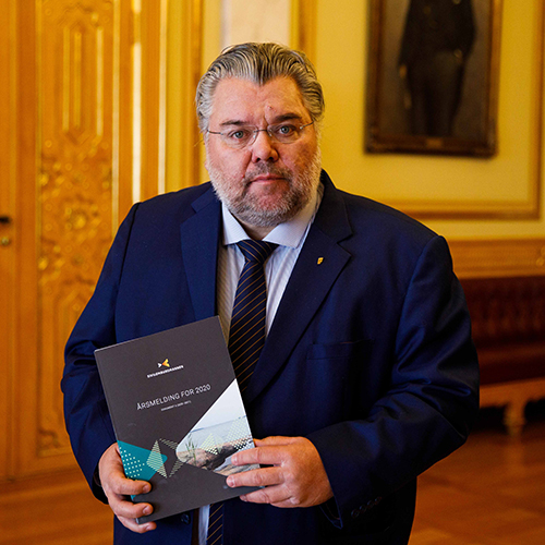 Sivilombudsmannen har levert to årsmeldinger for 2020 til Stortinget. De ble mottatt av andre visepresident Morten Wold. Foto: Stortinget.