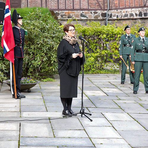 Stortingspresidenten taler ved retterstedet. Foto: Stortinget.