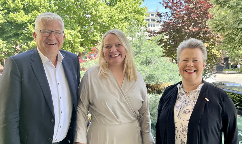 Fra venstre: Jone Blikra (A), Mona Fagerås (SV) og Siv Mossleth (Sp). Foto: Stortinget