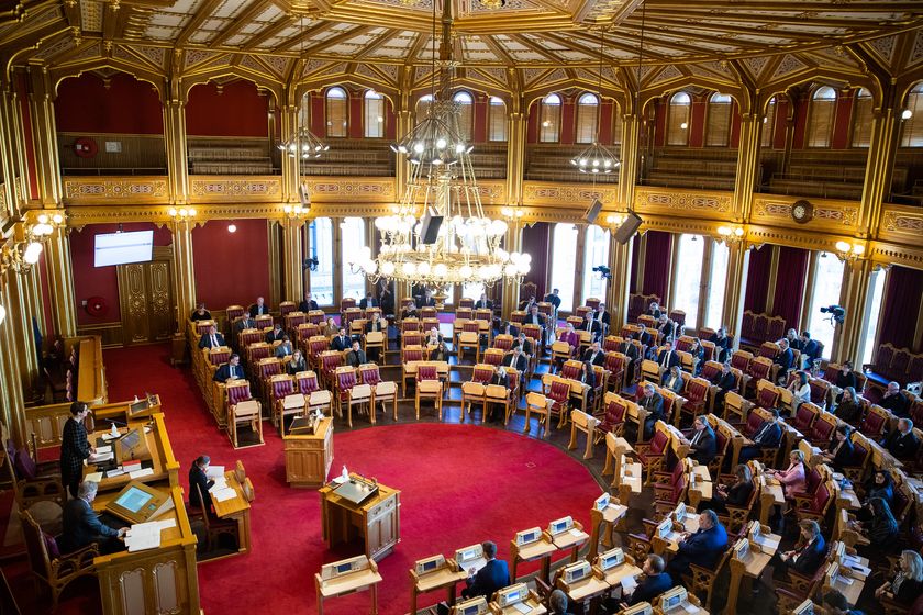 Stortinget har behandlet 393 innstillinger fra komiteene i sesjonen 2019-2020. Det er nesten like mange som forrige sesjon. Dette fotoet er fra stortingsmøtet 19. mars. Foto: Stortinget.