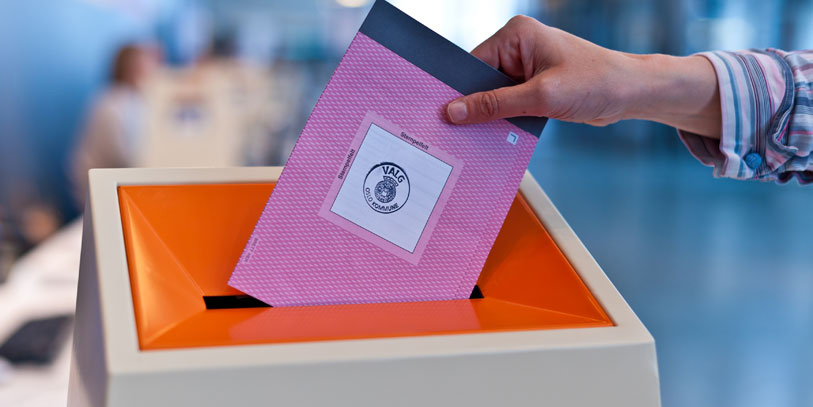 Stemmeseddel legges i stemmeurne