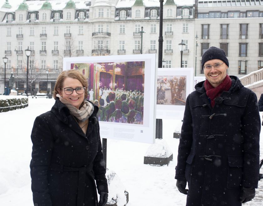 Stortingspresident Tone Wilhelmsen Trøen avduket utstillingen Poltikkens kunst. Eivind Torkjelsson (t.h.) har kurert utstillingen som du kan se på Eidsvolls plass fram til sommeren, eller på Stortinget.no