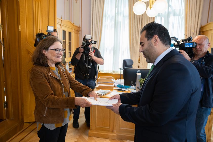 Utvalgsleder Therese Johnsen presenterer rapporten fra representantordningsutvalget tirsdag 31. januar. Dette bildet er fra overleveringen av delrapporten i  mai 2022. Foto: Stortinget