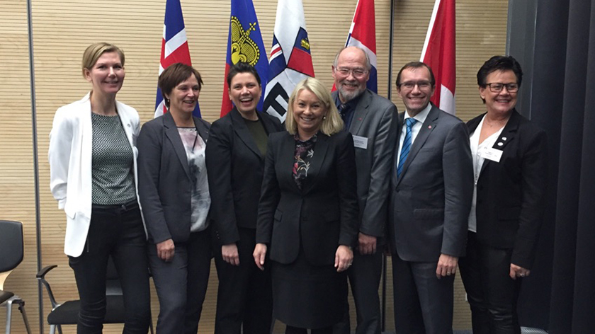 Deler av EFTA-delegasjonen sammen med næringsminister Monica Mæland. Foto: Stortinget.