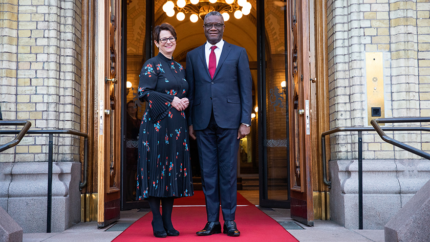 President of the Storting Tone Wilhelmsen Trøen and Denis Mukwege in front of the Storting building. Photo: Storting.