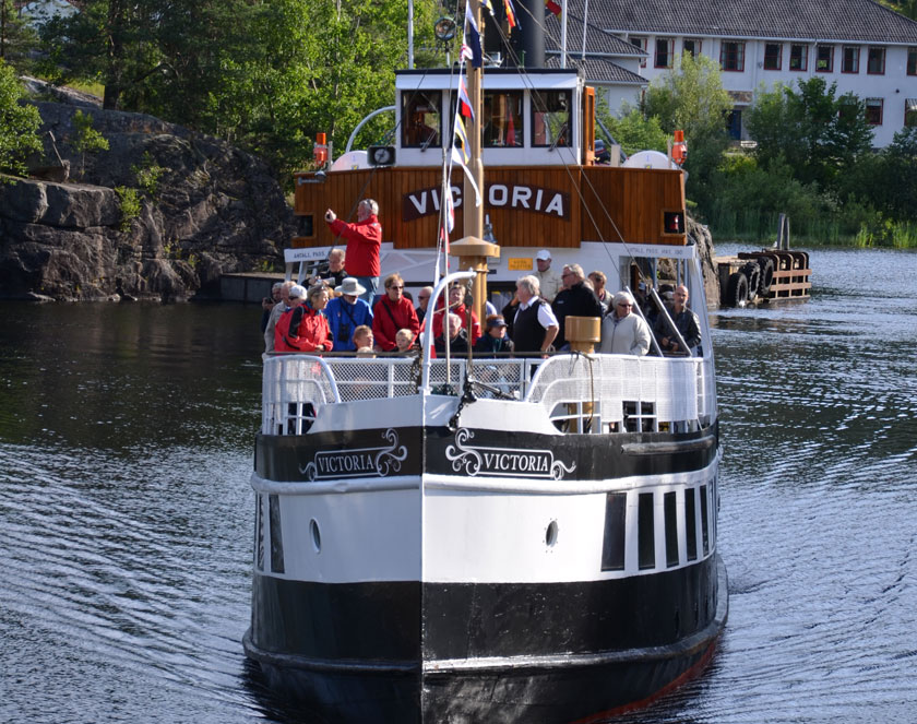 «Victoria» på tur på Telemarkskanalen. Foto: Telemark fylkeskommune.